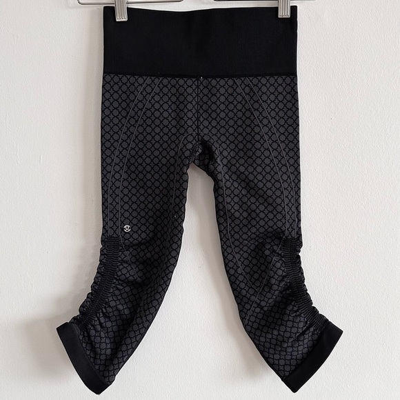 Lululemon in the flow Crop II ruched black diamond printed leggings size 2 - Picture 3 of 6